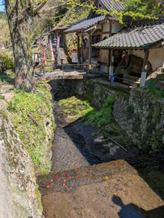 羅漢寺前